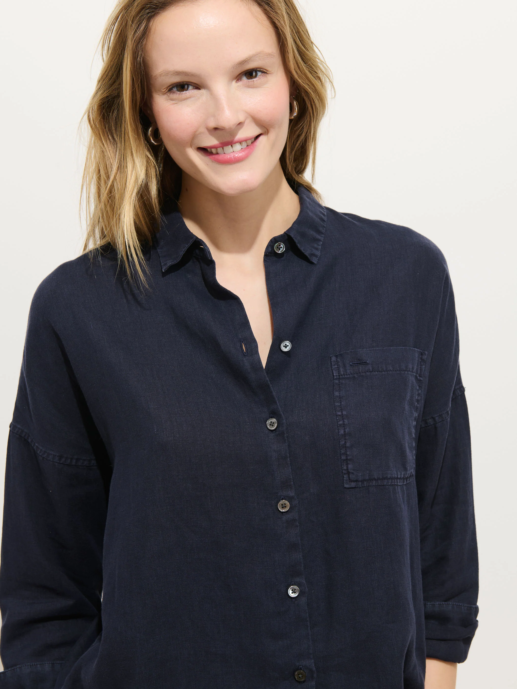 The Jo Shirt In Linen - Image 3
