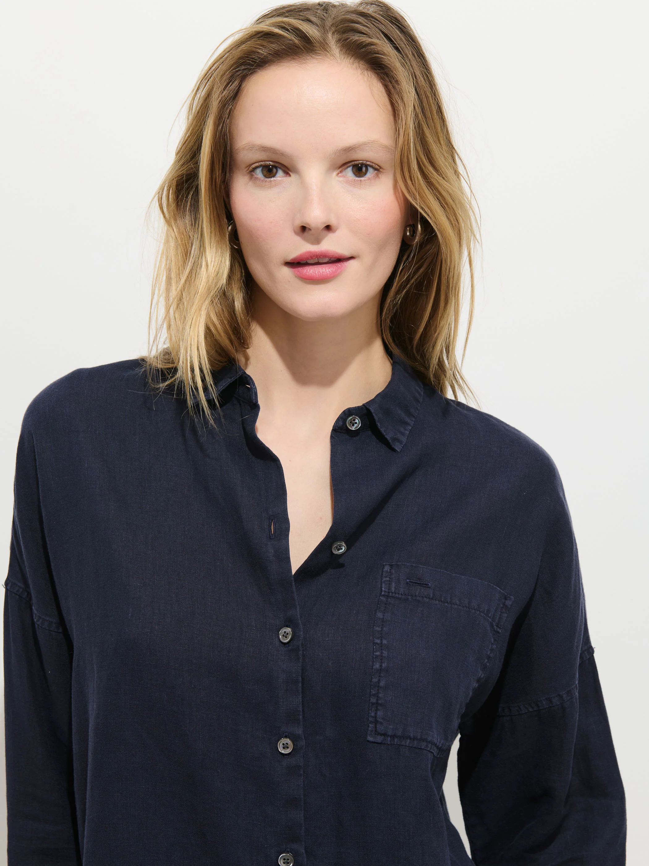 The Jo Shirt In Linen - Image 6